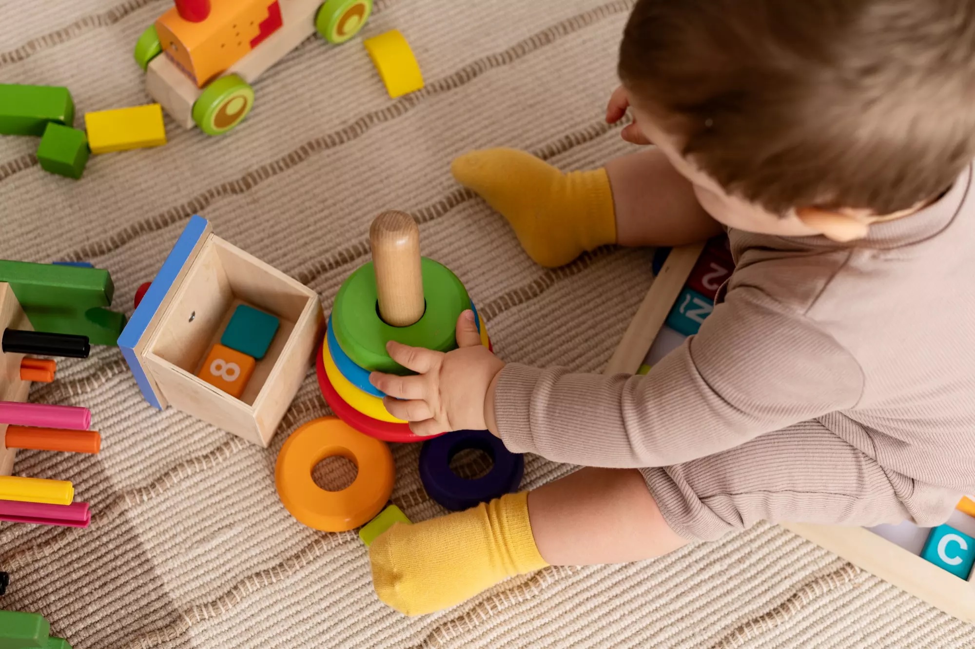 Enfant jouant avec des jouets en bois